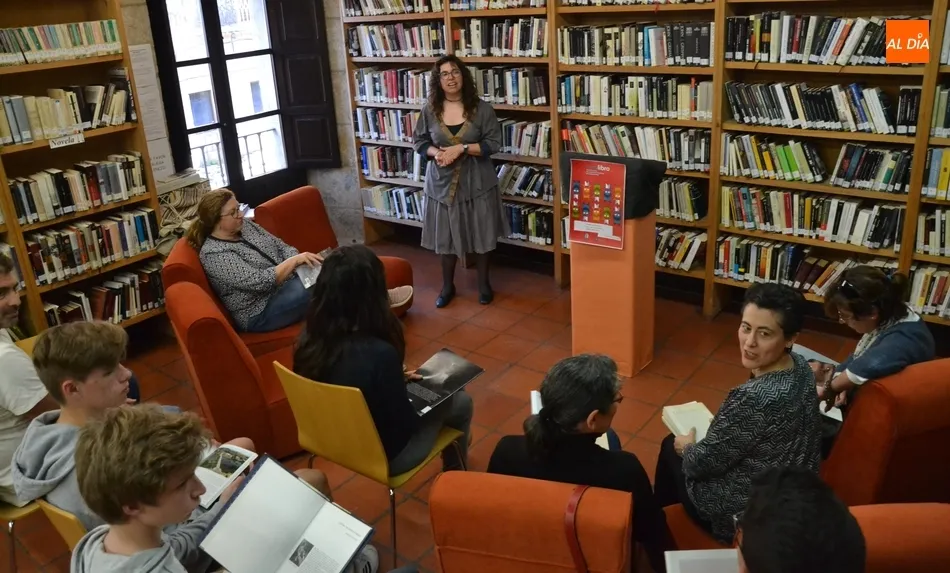 Foto 9 - Una docena de personas participa en la lectura colectiva con motivo del D&iacute;a del Libro  