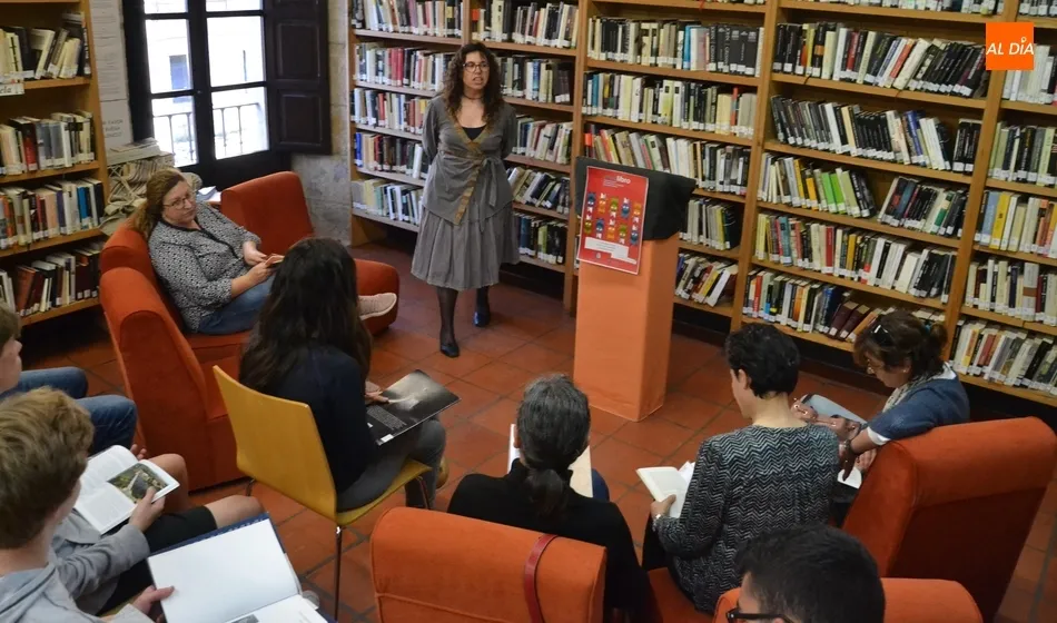 Foto 10 - Una docena de personas participa en la lectura colectiva con motivo del D&iacute;a del Libro  