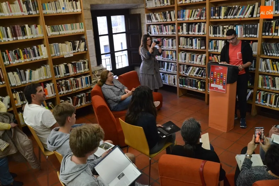 Foto 7 - Una docena de personas participa en la lectura colectiva con motivo del D&iacute;a del Libro  