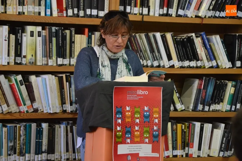 Foto 2 - Una docena de personas participa en la lectura colectiva con motivo del D&iacute;a del Libro  