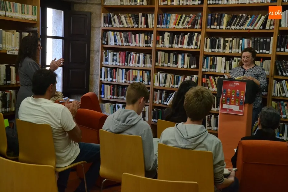 Foto 5 - Una docena de personas participa en la lectura colectiva con motivo del D&iacute;a del Libro  