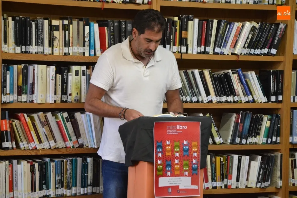 Foto 3 - Una docena de personas participa en la lectura colectiva con motivo del D&iacute;a del Libro  