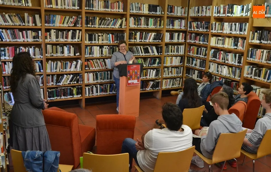 Foto 4 - Una docena de personas participa en la lectura colectiva con motivo del D&iacute;a del Libro  