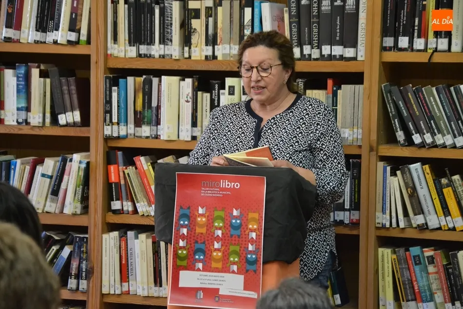 Foto 6 - Una docena de personas participa en la lectura colectiva con motivo del D&iacute;a del Libro  