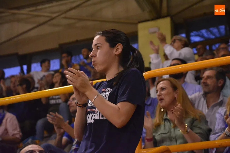 Foto 10 - Una afici&oacute;n de diez: la marea azul anim&oacute; hasta el final