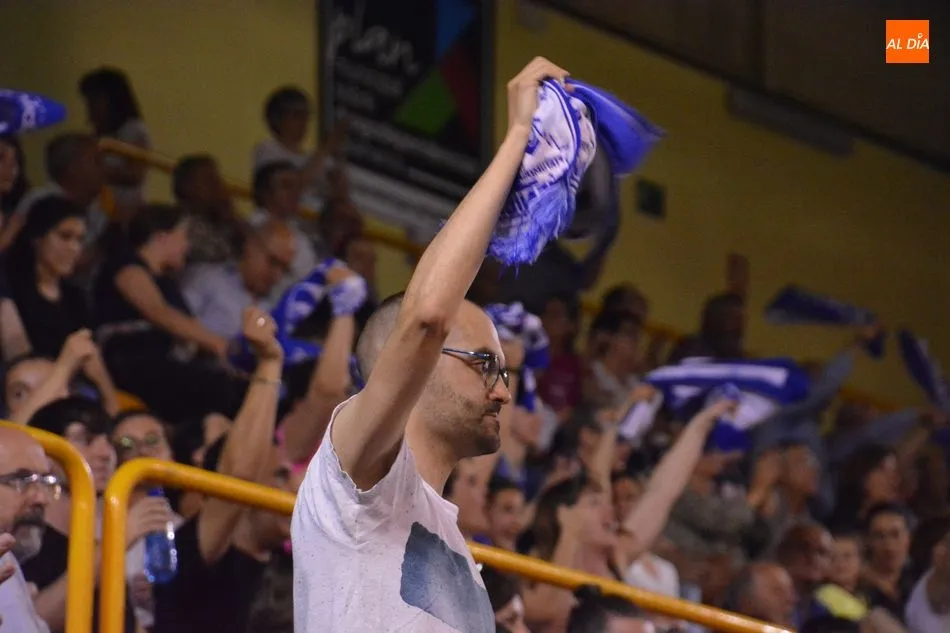 Foto 6 - Una afici&oacute;n de diez: la marea azul anim&oacute; hasta el final