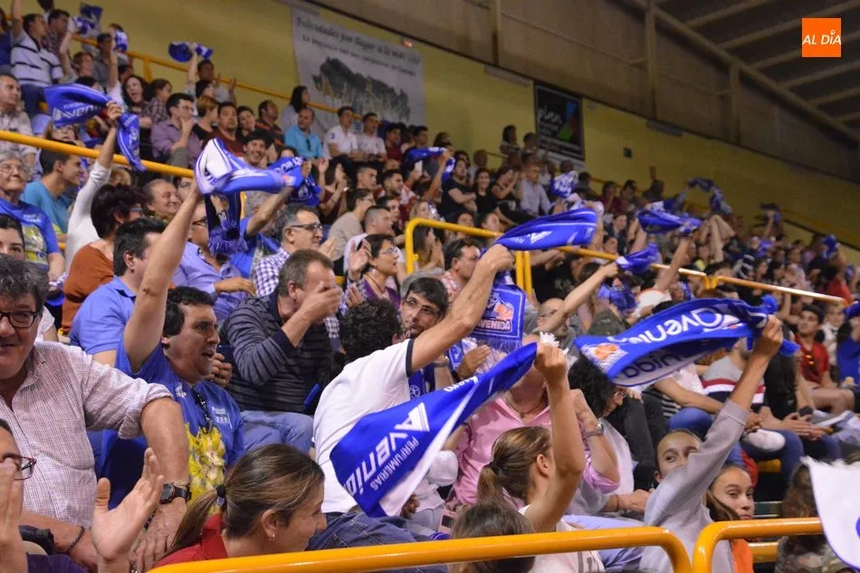 Foto 2 - Una afici&oacute;n de diez: la marea azul anim&oacute; hasta el final