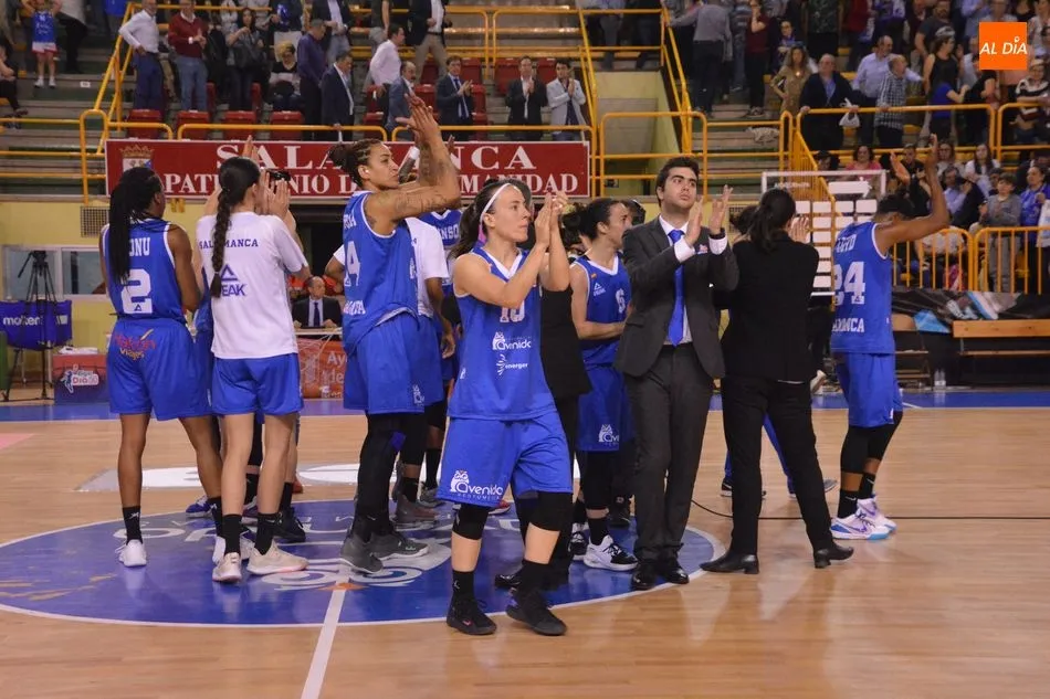 Foto 11 - Uni Girona golpea a Perfumer&iacute;as Avenida y se lleva el primer punto de la eliminatoria (64-70)