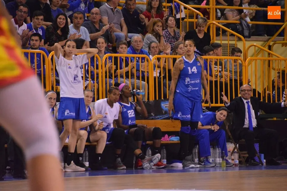 Foto 9 - Uni Girona golpea a Perfumer&iacute;as Avenida y se lleva el primer punto de la eliminatoria (64-70)
