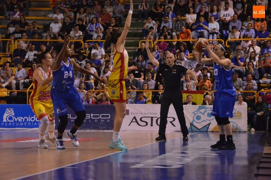 Foto 7 - Uni Girona golpea a Perfumer&iacute;as Avenida y se lleva el primer punto de la eliminatoria (64-70)