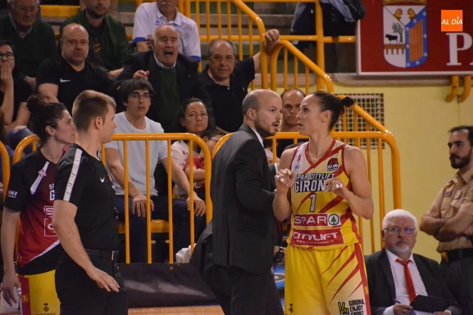 Foto 6 - Uni Girona golpea a Perfumer&iacute;as Avenida y se lleva el primer punto de la eliminatoria (64-70)