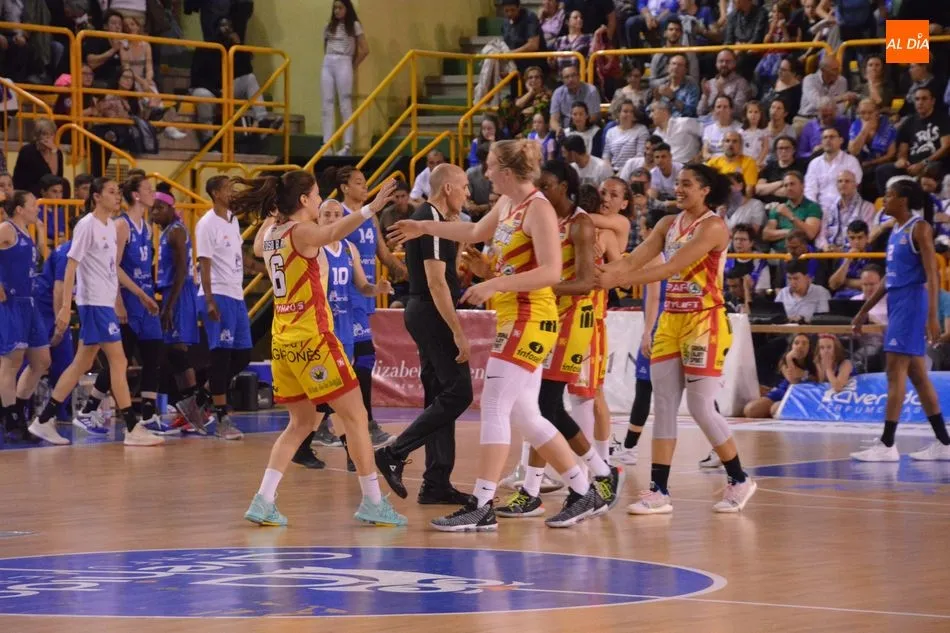 Foto 5 - Uni Girona golpea a Perfumer&iacute;as Avenida y se lleva el primer punto de la eliminatoria (64-70)