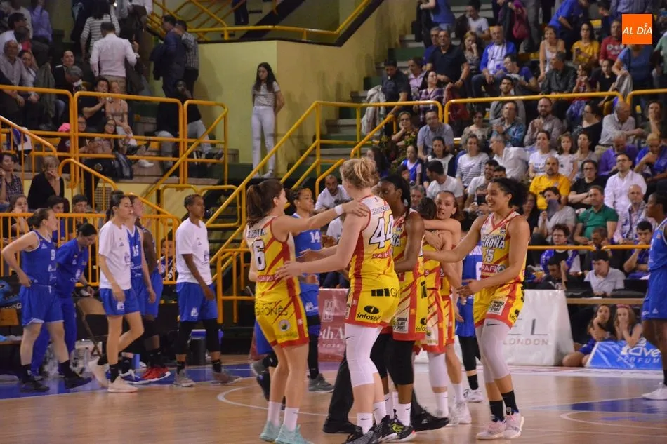 Foto 4 - Uni Girona golpea a Perfumer&iacute;as Avenida y se lleva el primer punto de la eliminatoria (64-70)