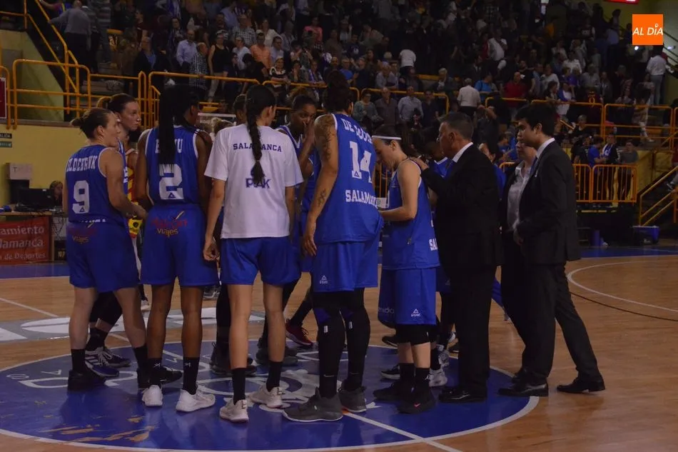 Foto 3 - Uni Girona golpea a Perfumer&iacute;as Avenida y se lleva el primer punto de la eliminatoria (64-70)