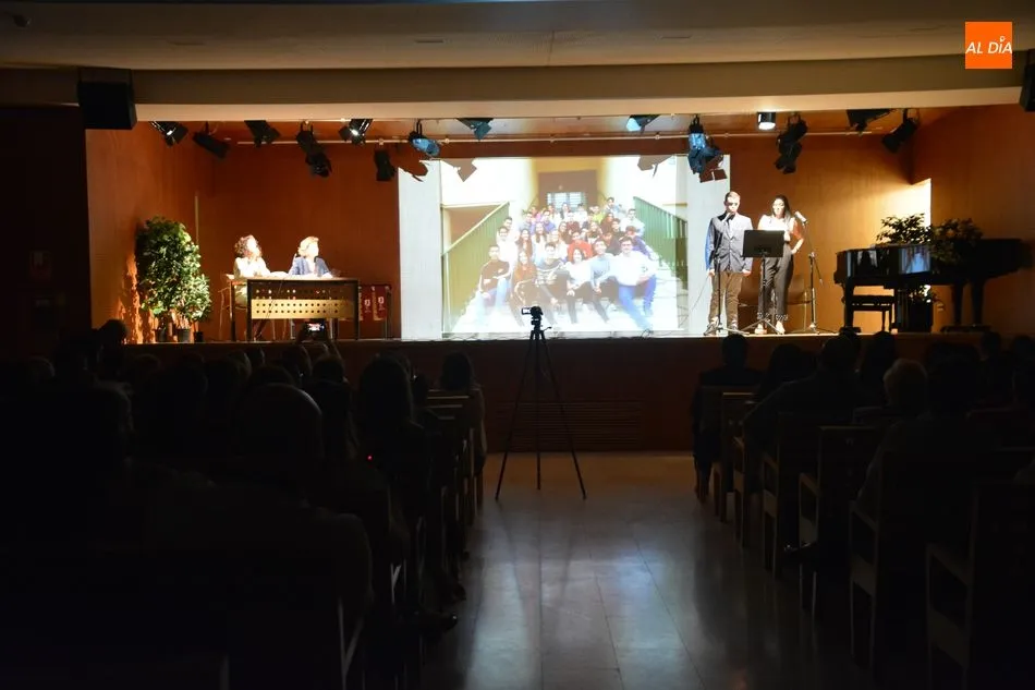 Foto 7 - Los alumnos del Colegio Antonio Machado celebran su graduaci&oacute;n