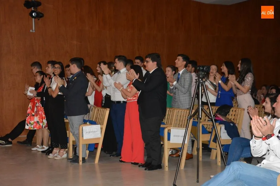 Foto 5 - Los alumnos del Colegio Antonio Machado celebran su graduaci&oacute;n