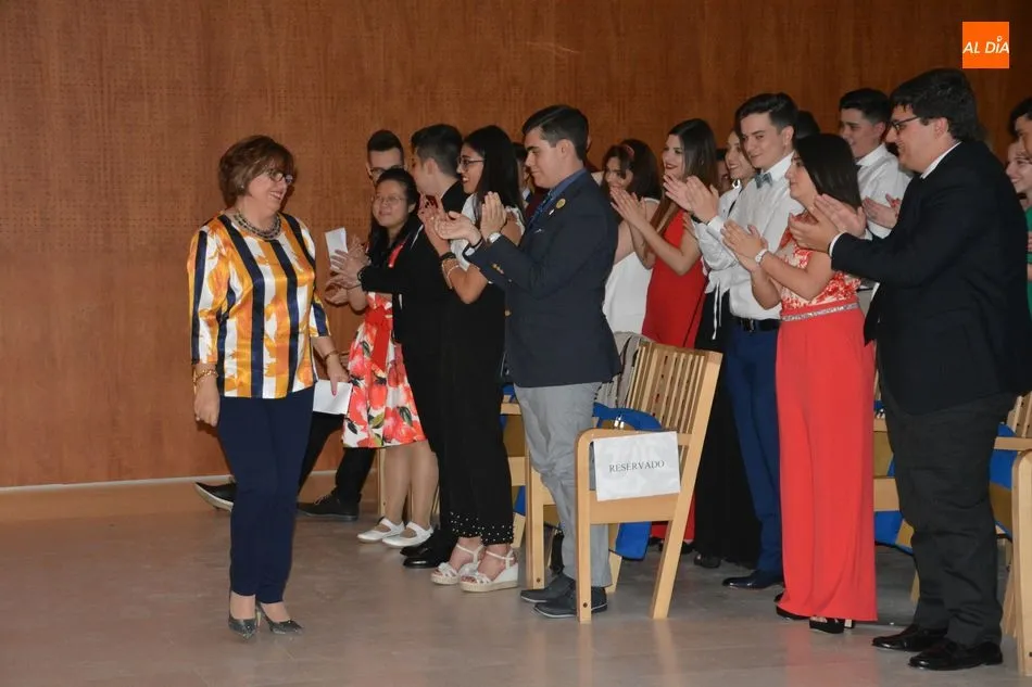 Foto 4 - Los alumnos del Colegio Antonio Machado celebran su graduaci&oacute;n