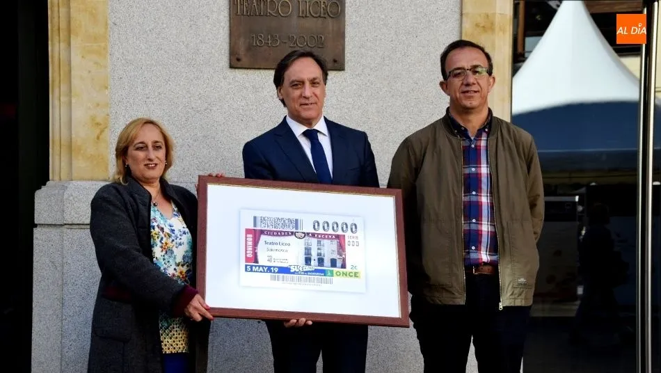 Mª Ángeles Ruano, directora de la ONCE   en Salamanca,  Carlos García Carbayo, alcalde de Salamanca, e Ismael Pérez Blanco, delegado Territorial de la ONCE en Castilla y León. Foto de Eva Fernández