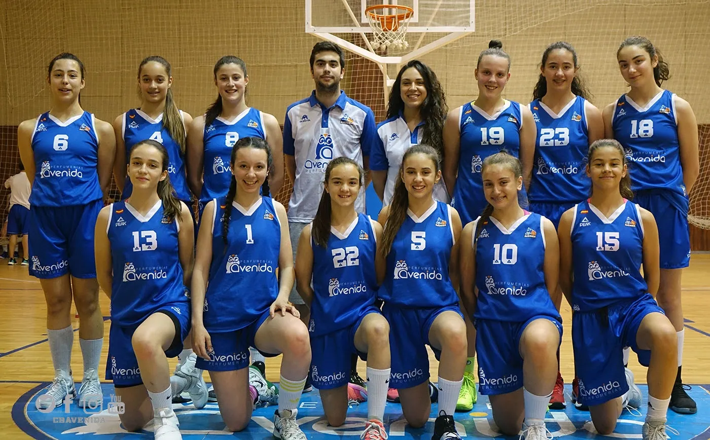 Plantilla del equipo infantil de Perfumerías Avenida