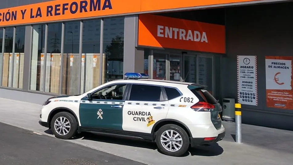 Una de las patrullas de la Guardia Civil en el citado centro de bricolaje de Carbajosa de la Sagrada