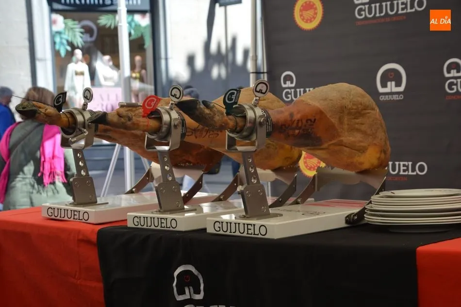 Foto 3 - La DOP Guijuelo organiza degustaciones gratuitas de jam&oacute;n en la plaza del Liceo