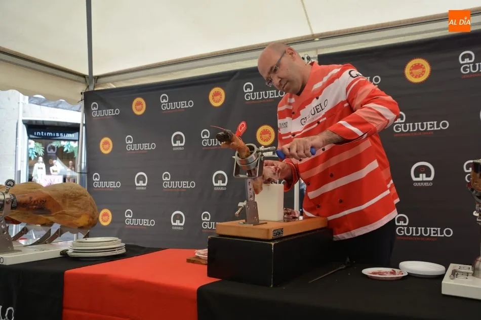 Foto 2 - La DOP Guijuelo organiza degustaciones gratuitas de jam&oacute;n en la plaza del Liceo