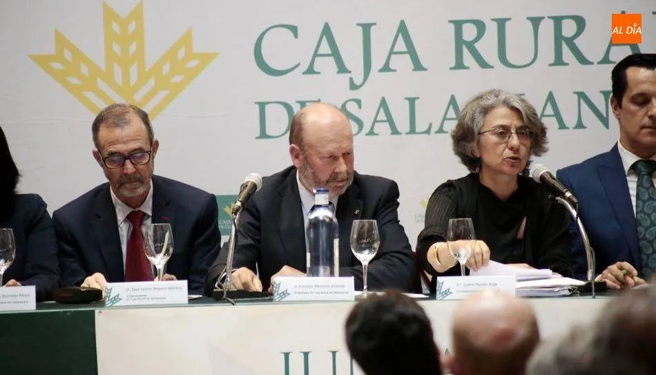 Ernesto Moronta, presidente de Caja Rural de Salamanca, en el centro