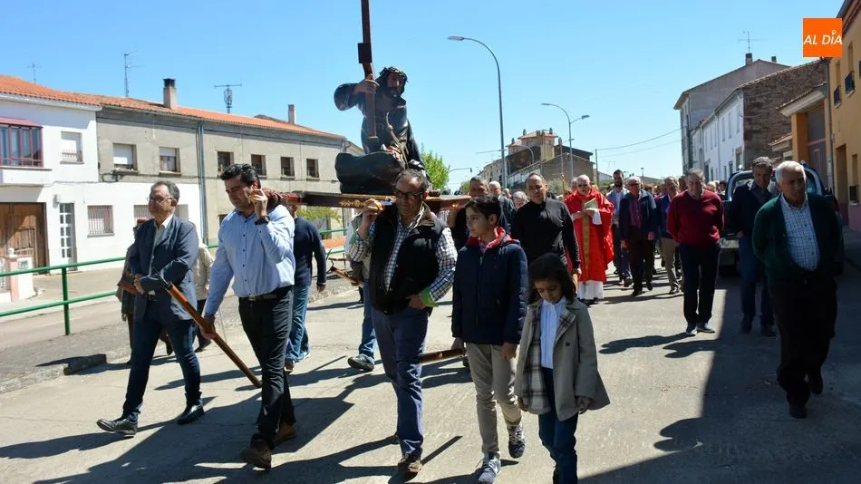 Foto 11 - La imagen del Manso Cordero preside la Bendici&oacute;n de campos en la Santa Cruz de Lumbrales