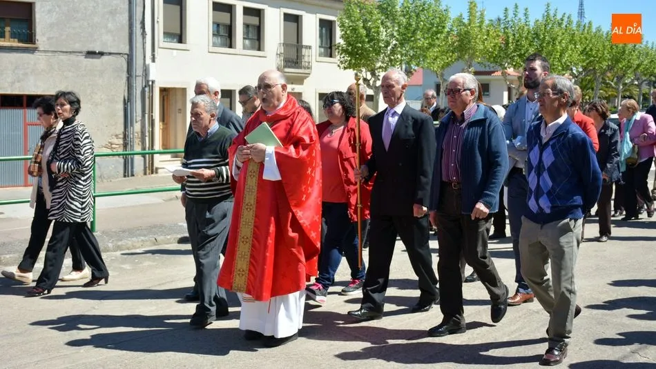 Foto 3 - La imagen del Manso Cordero preside la Bendici&oacute;n de campos en la Santa Cruz de Lumbrales