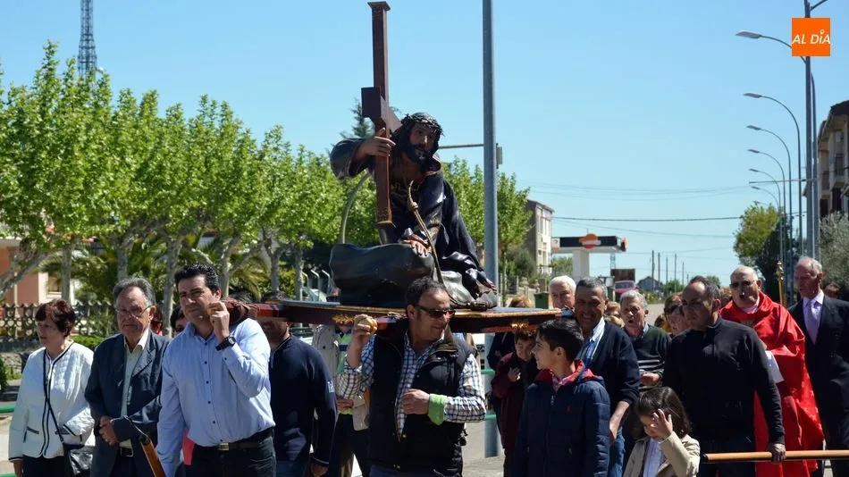 Foto 4 - La imagen del Manso Cordero preside la Bendici&oacute;n de campos en la Santa Cruz de Lumbrales