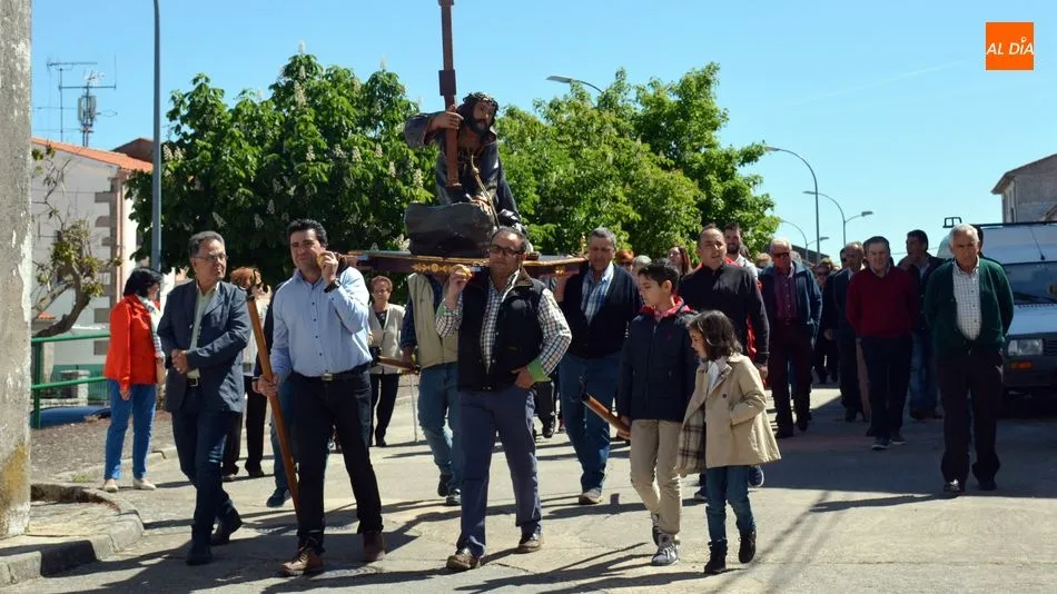 Foto 2 - La imagen del Manso Cordero preside la Bendici&oacute;n de campos en la Santa Cruz de Lumbrales