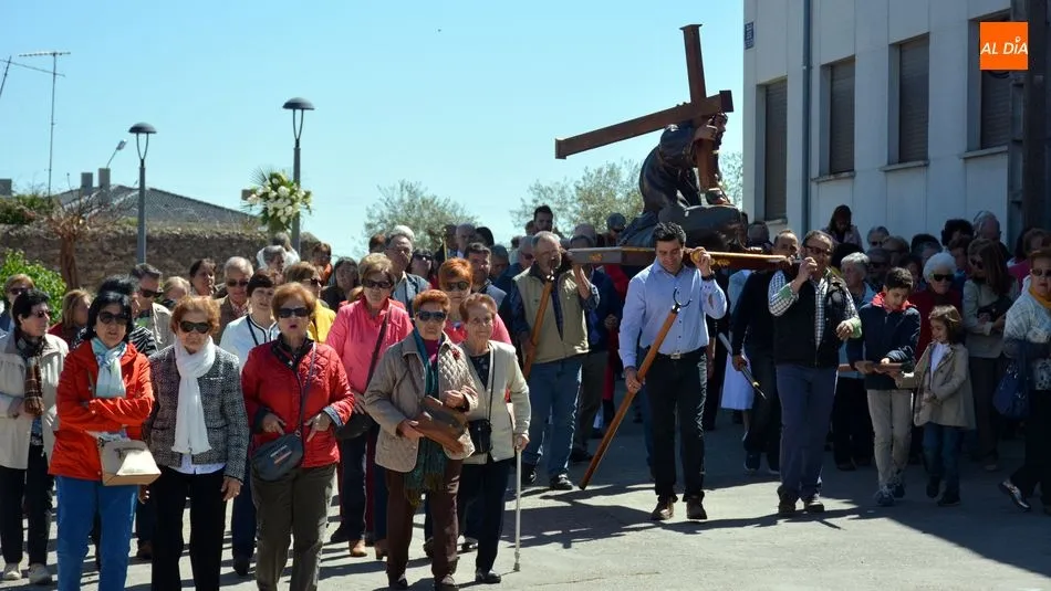 Foto 5 - La imagen del Manso Cordero preside la Bendici&oacute;n de campos en la Santa Cruz de Lumbrales