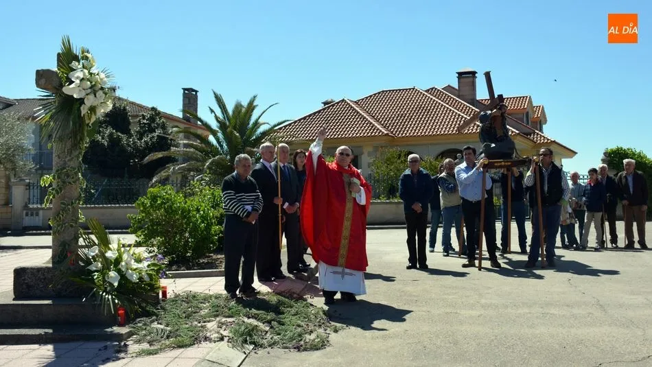 Foto 6 - La imagen del Manso Cordero preside la Bendici&oacute;n de campos en la Santa Cruz de Lumbrales