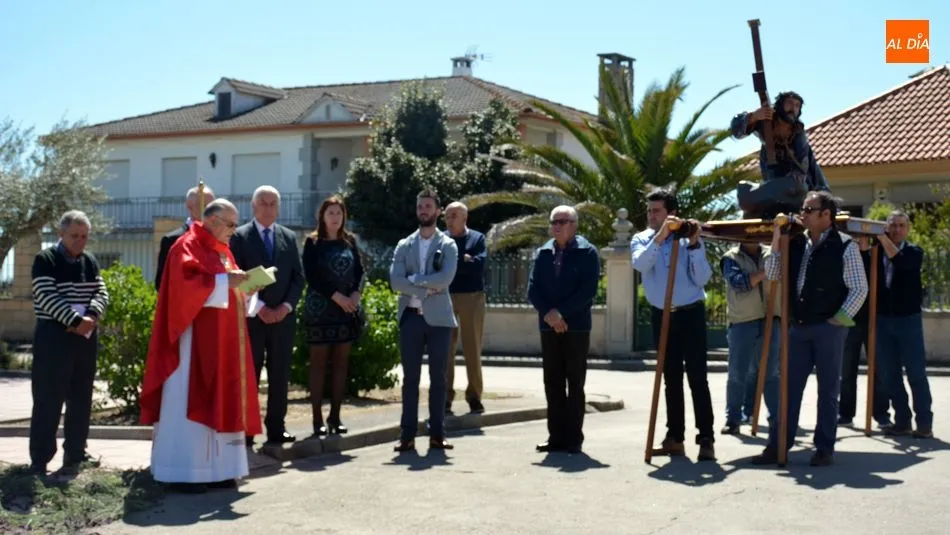 Foto 7 - La imagen del Manso Cordero preside la Bendici&oacute;n de campos en la Santa Cruz de Lumbrales