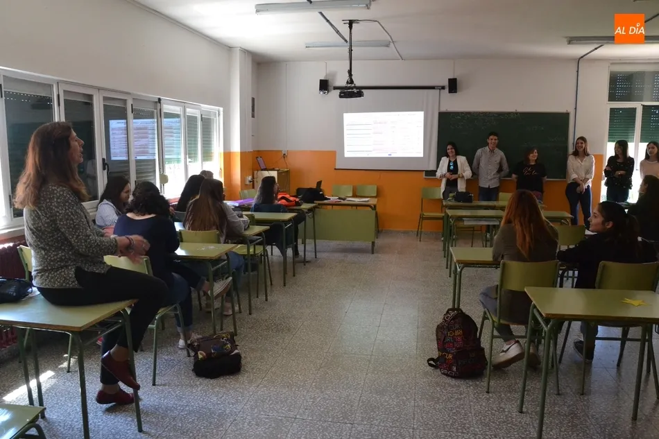 Foto 2 - Antiguos alumnos del Fray regresan al centro para relatar su experiencia fuera del mismo  