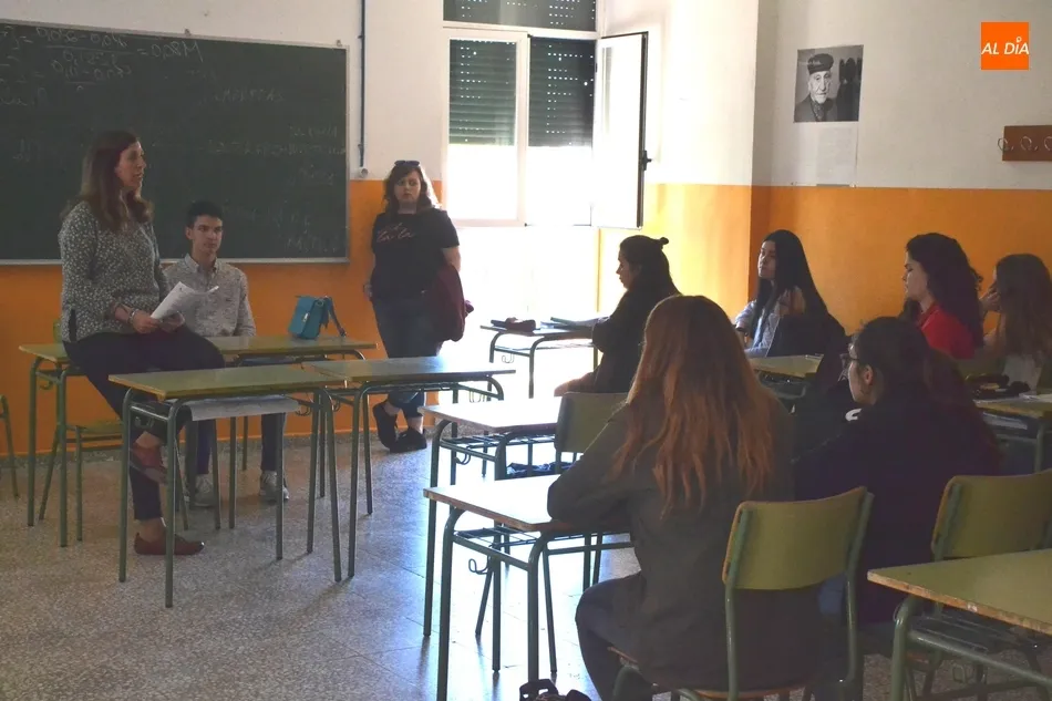 Foto 3 - Antiguos alumnos del Fray regresan al centro para relatar su experiencia fuera del mismo  