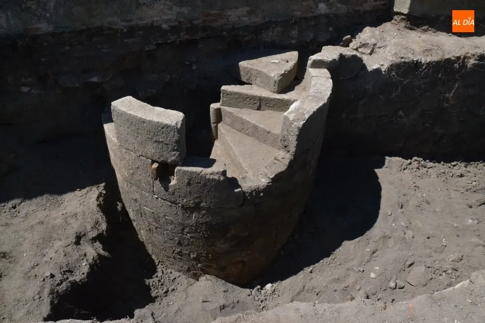 Foto 11 - La excavaci&oacute;n en el adarve desvela que la escalera de caracol encontrada est&aacute; &iacute;ntegra  