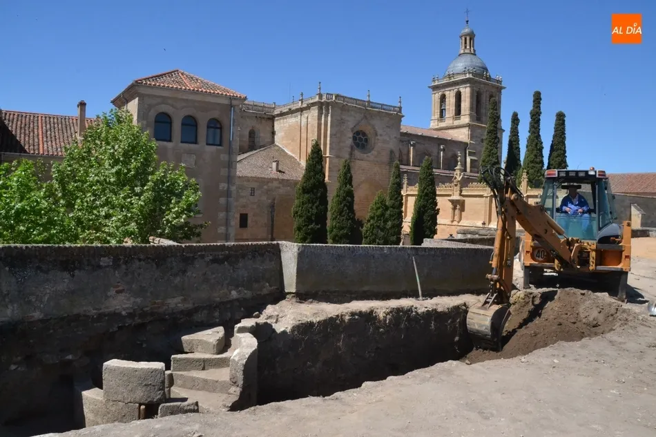 Foto 10 - La excavaci&oacute;n en el adarve desvela que la escalera de caracol encontrada est&aacute; &iacute;ntegra  
