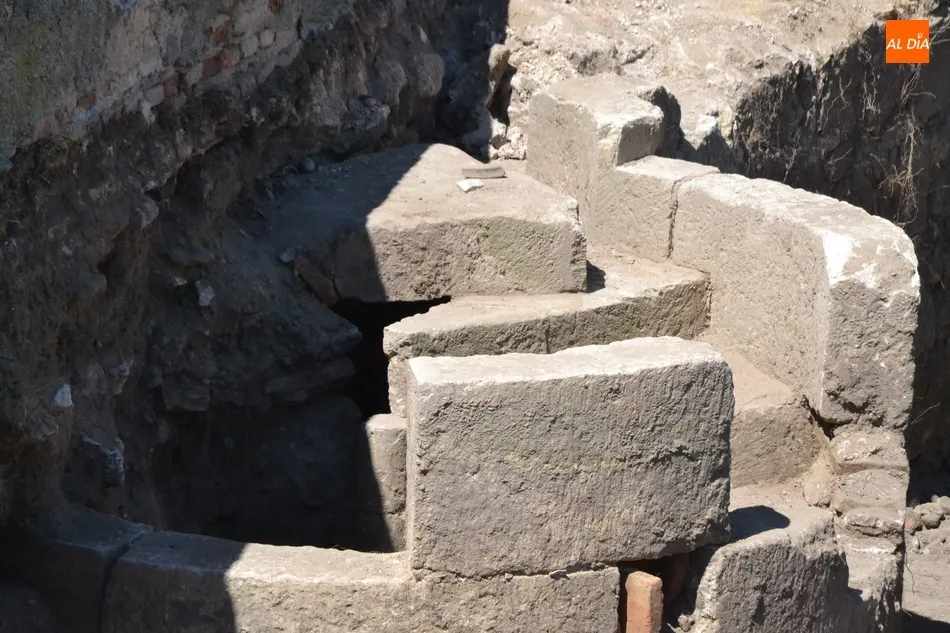 Foto 8 - La excavaci&oacute;n en el adarve desvela que la escalera de caracol encontrada est&aacute; &iacute;ntegra  