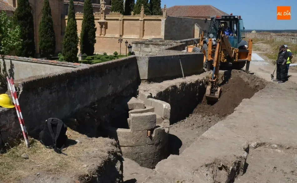 La excavación en el adarve desvela que la escalera de caracol encontrada está íntegra  