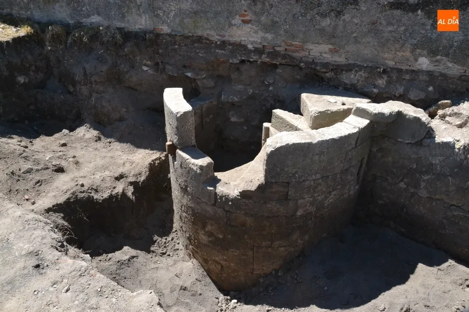 Foto 4 - La excavaci&oacute;n en el adarve desvela que la escalera de caracol encontrada est&aacute; &iacute;ntegra  