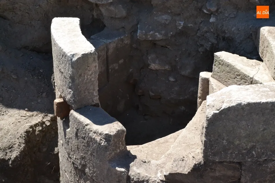 Foto 3 - La excavaci&oacute;n en el adarve desvela que la escalera de caracol encontrada est&aacute; &iacute;ntegra  