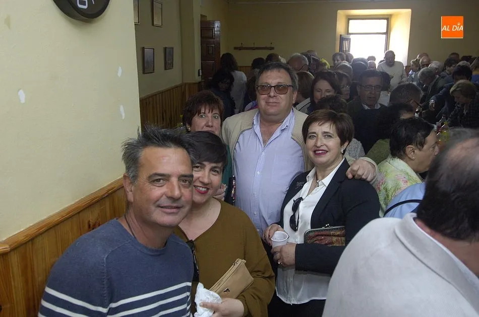 Foto 9 - Vecinos y forasteros de El Bod&oacute;n se re&uacute;nen en torno a la mesa tras procesionar al Santo Cristo  