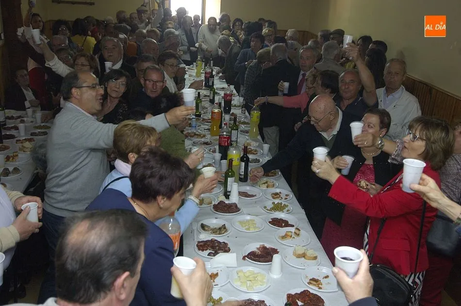 Foto 8 - Vecinos y forasteros de El Bod&oacute;n se re&uacute;nen en torno a la mesa tras procesionar al Santo Cristo  