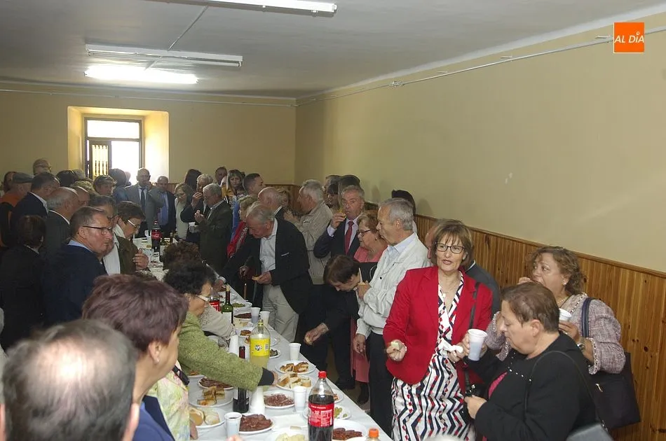 Foto 10 - Vecinos y forasteros de El Bod&oacute;n se re&uacute;nen en torno a la mesa tras procesionar al Santo Cristo  