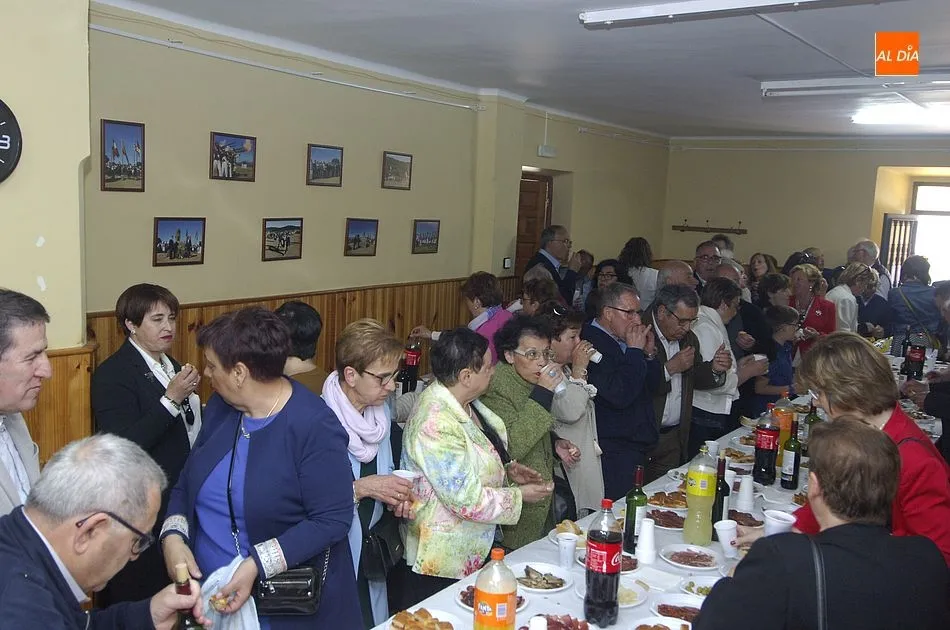 Foto 11 - Vecinos y forasteros de El Bod&oacute;n se re&uacute;nen en torno a la mesa tras procesionar al Santo Cristo  