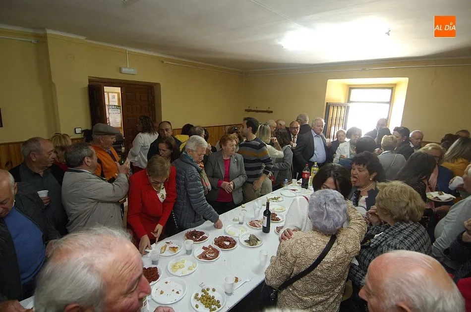 Foto 7 - Vecinos y forasteros de El Bod&oacute;n se re&uacute;nen en torno a la mesa tras procesionar al Santo Cristo  