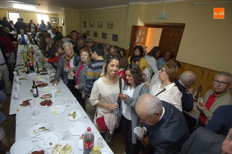 Foto 5 - Vecinos y forasteros de El Bod&oacute;n se re&uacute;nen en torno a la mesa tras procesionar al Santo Cristo  