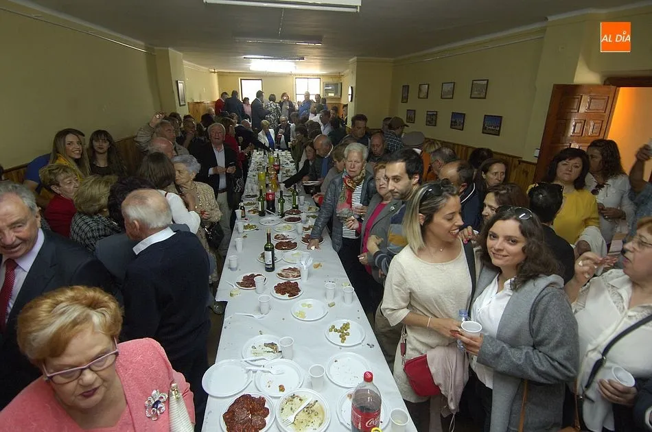 Foto 6 - Vecinos y forasteros de El Bod&oacute;n se re&uacute;nen en torno a la mesa tras procesionar al Santo Cristo  