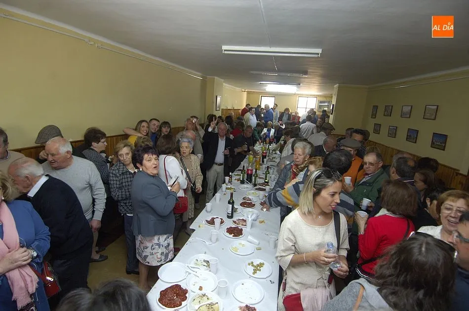 Foto 3 - Vecinos y forasteros de El Bod&oacute;n se re&uacute;nen en torno a la mesa tras procesionar al Santo Cristo  